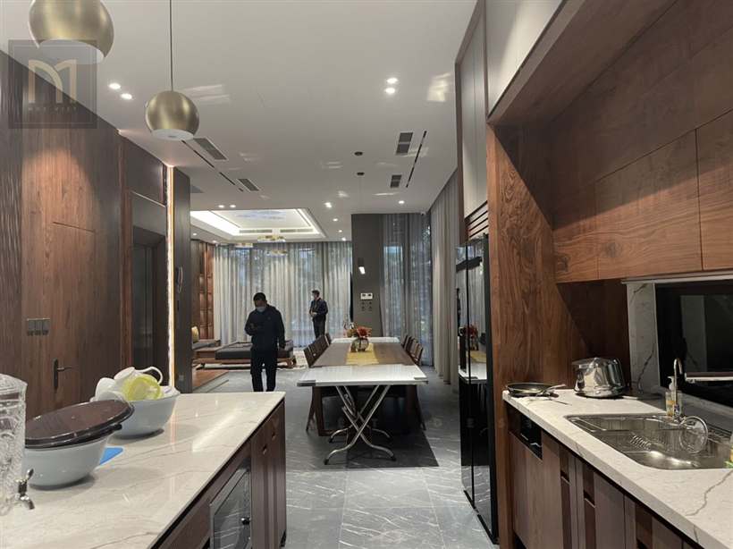Tủ bếp & phòng ăn gỗ óc chó - mẫu 1